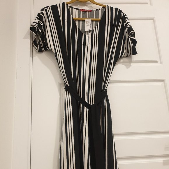 Black and white striped tie-waist dress, drop shoulder - Picture 1 of 3